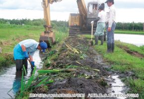 No.04「膝まで浸かっての土水路の泥上げ作業」八幡崎、農、水、環、保全の会（平川市）