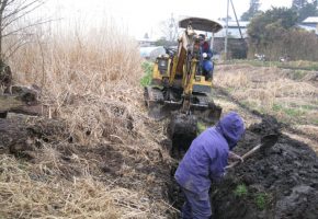 No.05「バックホウを利用した土水路の泥上げ・溝堀り」粒ヶ谷地環境保全協議会（五戸町）