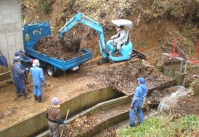 No.06「バックホウを利用した水路の泥上げ」自得水土里保全隊（弘前市）