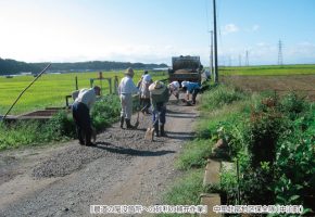 No.07「農道の陥没箇所への砂利の補充作業」中里北部地区保全隊（中泊町）