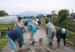 No.08「農道の砂利補充作業」遠山保全会（つがる市）