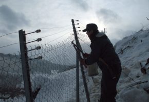 No.13「りんご園の電気柵の補修作業」白神地区環境保全会（西目屋村）