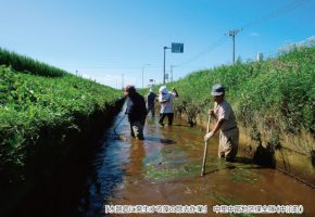 No.14「水路底に発生する藻の除去作業」中里中部地区保全隊（中泊町）