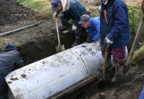 No.18「破損したヒューム管の入れ替え作業」小泉地区環境保全隊（南部町）