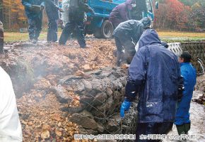 No.23「崩れかかった路肩の改修作業」水ヶ沢農地保全の会（平内町）